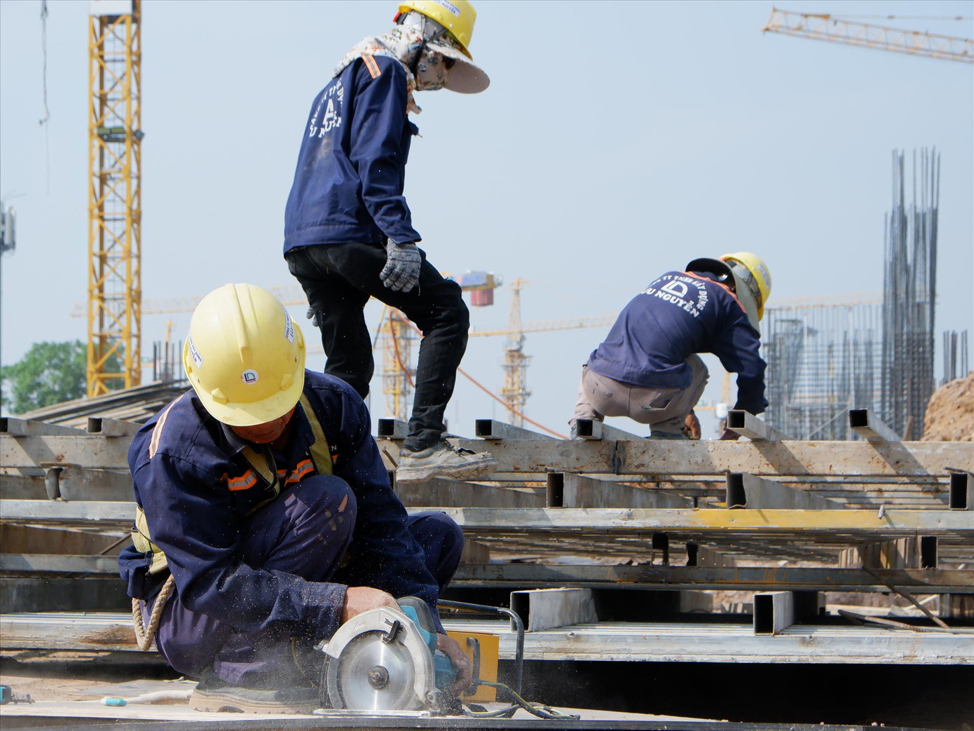 Công nhân thi công nhà ga T3 sân bay Tân Sơn Nhất. ảnh: h.H Công nhân thi công nhà ga T3 sân bay Tân Sơn Nhất. ảnh: h.H