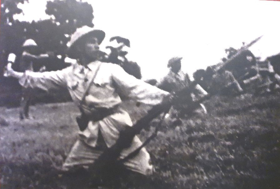 Bộ đội ta ném lựu đạn tiêu diệt địch tại Him Lam Bộ đội ta ném lựu đạn tiêu diệt địch tại Him Lam