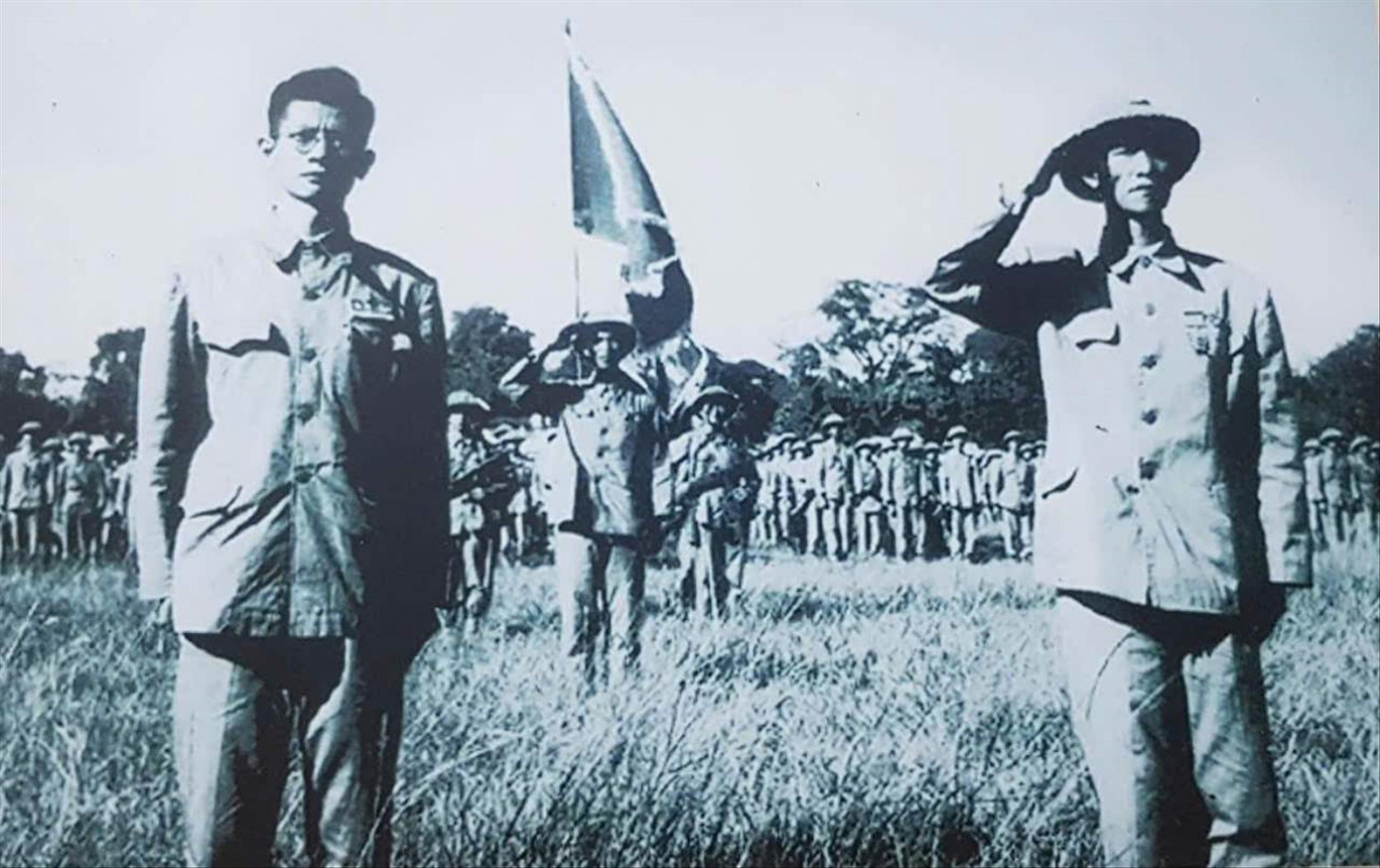 Thiếu tướng Vương Thừa Vũ (phải) và bác sĩ Trần Duy Hưng cùng toàn quân làm lễ chào cờ tại sân Cột Cờ. Ảnh: T.L.