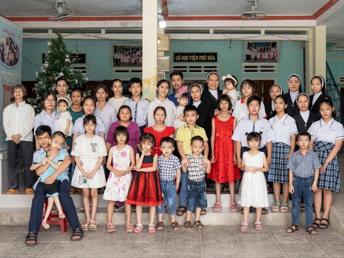 Tấm ảnh Lê Văn Lộc chụp chung với các sơ, em ở Cô nhi viện Phú Hòa