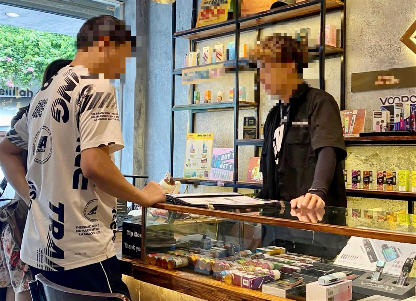 Khách mua hàng ở một cửa hàng bán thuốc lá điện tử tại Hà Nội Khách mua hàng ở một cửa hàng bán thuốc lá điện tử tại Hà Nội