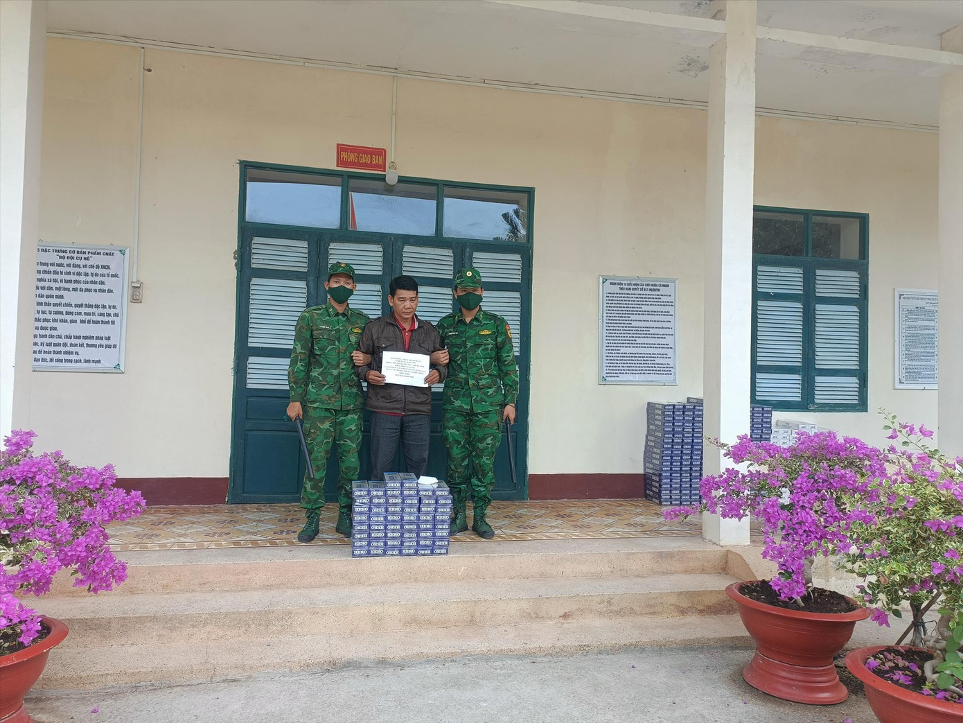 Lực lượng Biên phòng tỉnh An Giang triệt phá một vụ buôn lậu thuốc lá đầu năm 2024. Ảnh: PV