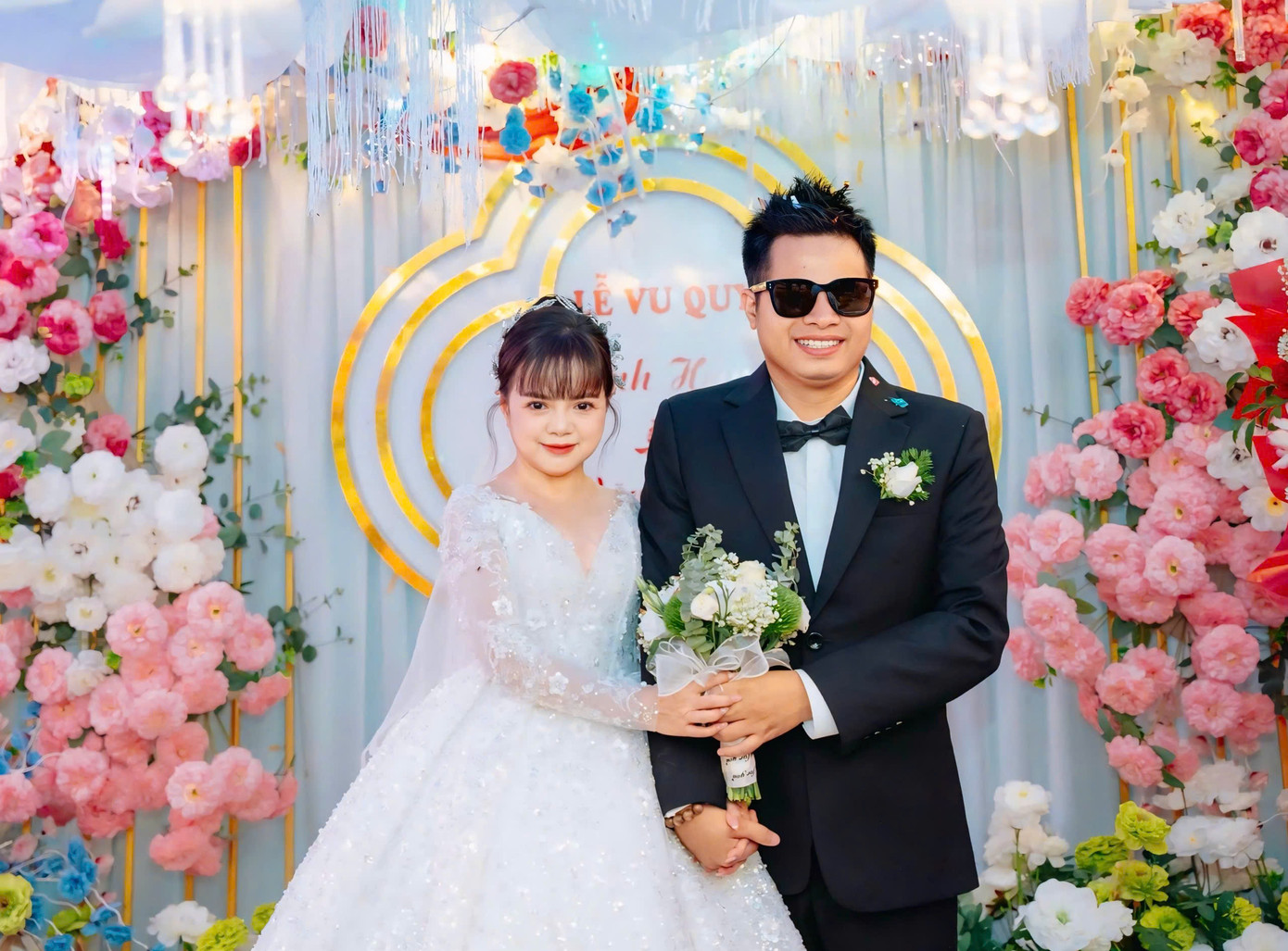 Vợ chồng ca sĩ tí hon