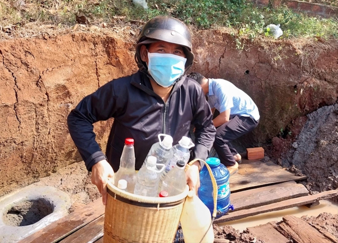 Người dân làng Sơn phải gùi từng chai nước từ khe suối cách xa nhà hơn 3 cây số về sinh hoạt