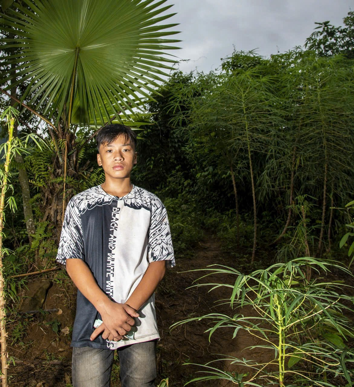 Cậu học sinh Ma Trường Quyền nhìn ra bờ suối, nhớ bạn. Ảnh: Văn Chương Cậu học sinh Ma Trường Quyền nhìn ra bờ suối, nhớ bạn. Ảnh: Văn Chương