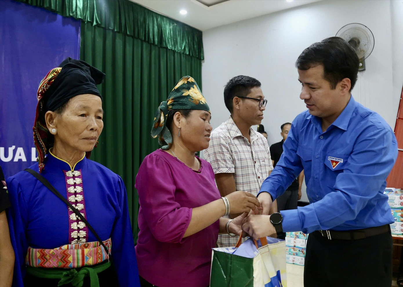 Anh Ngô Văn Cương - Bí thư T.Ư Đoàn tặng quà người dân nơi tâm lũ Chiềng Nơi