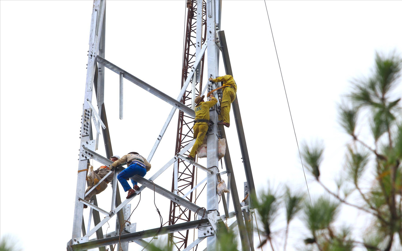 Tại công trường, các công nhân khẩn trương làm việc để kịp tiến độ Tại công trường, các công nhân khẩn trương làm việc để kịp tiến độ