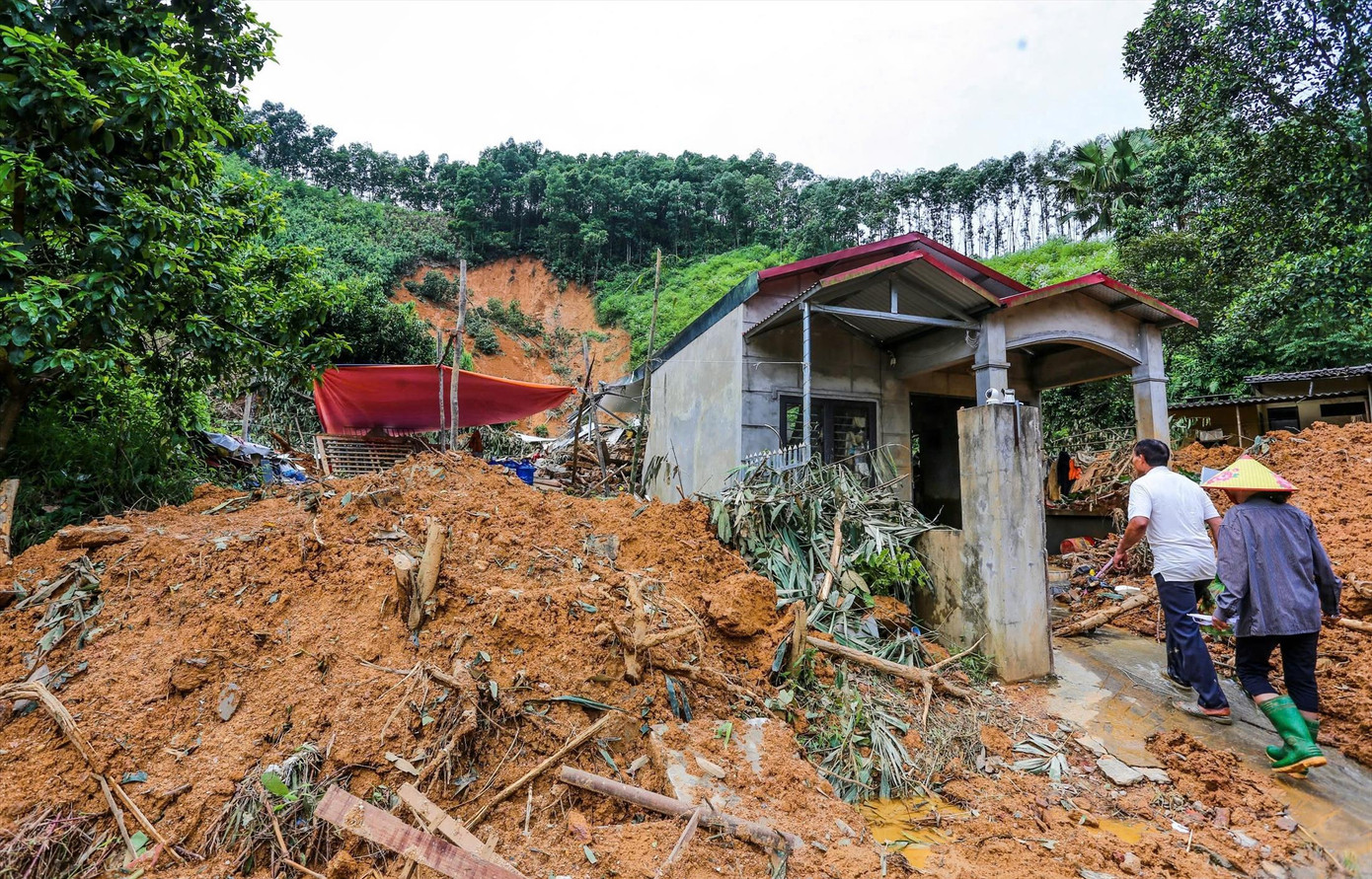 Ngôi nhà của anh Sa Văn Ánh vẫn có hàng xóm qua lại hương khói.