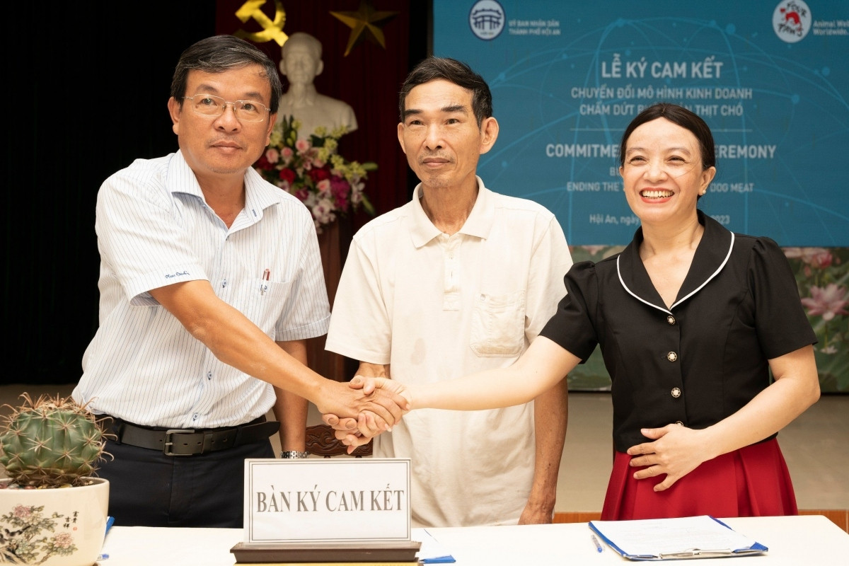 Đại diện UBND TP Hội An và chủ cửa hàng thịt chó Phạm Văn Quyết ký cam kết chuyển đổi mô hình kinh doanh và chấm dứt buôn bán thịt chó, mèo Đại diện UBND TP Hội An và chủ cửa hàng thịt chó Phạm Văn Quyết ký cam kết chuyển đổi mô hình kinh doanh và chấm dứt buôn bán thịt chó, mèo