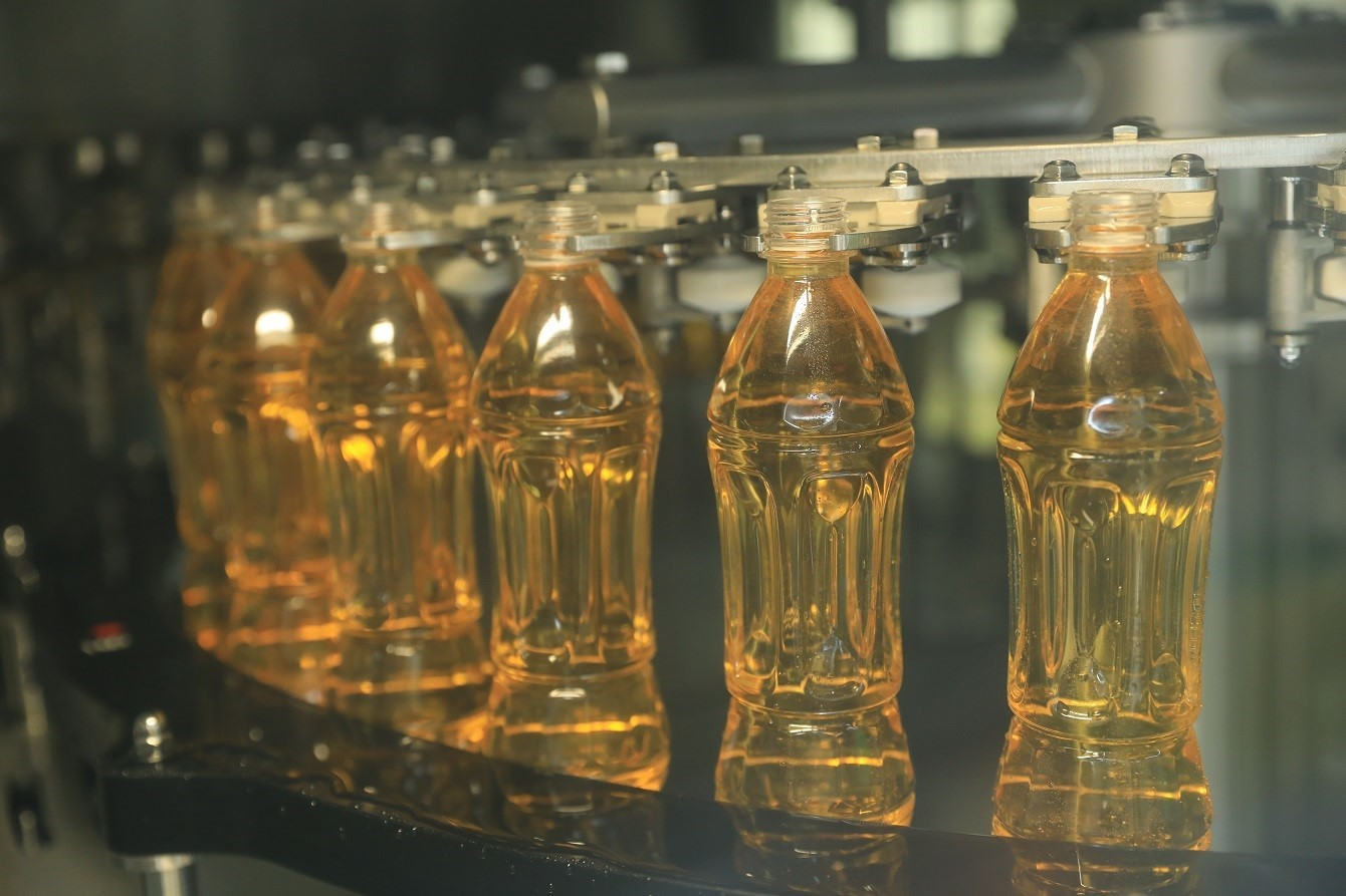 Cận cảnh khâu chiết rót, đóng nắp sản phẩm thức uống giải khát tốt cho sức khỏe trên dây chuyền công nghệ Aseptic tại nhà máy Tân Hiệp Phát Cận cảnh khâu chiết rót, đóng nắp sản phẩm thức uống giải khát tốt cho sức khỏe trên dây chuyền công nghệ Aseptic tại nhà máy Tân Hiệp Phát