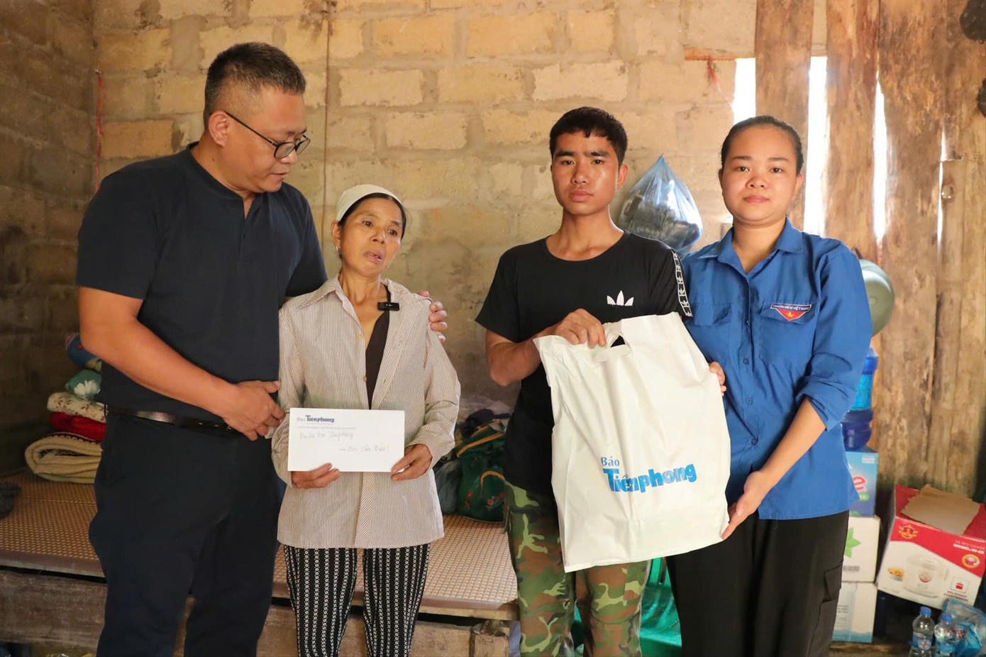 Trao ủng hộ người dân bị ảnh hưởng bão lũ tại tỉnh Lạng Sơn Trao ủng hộ người dân bị ảnh hưởng bão lũ tại tỉnh Lạng Sơn