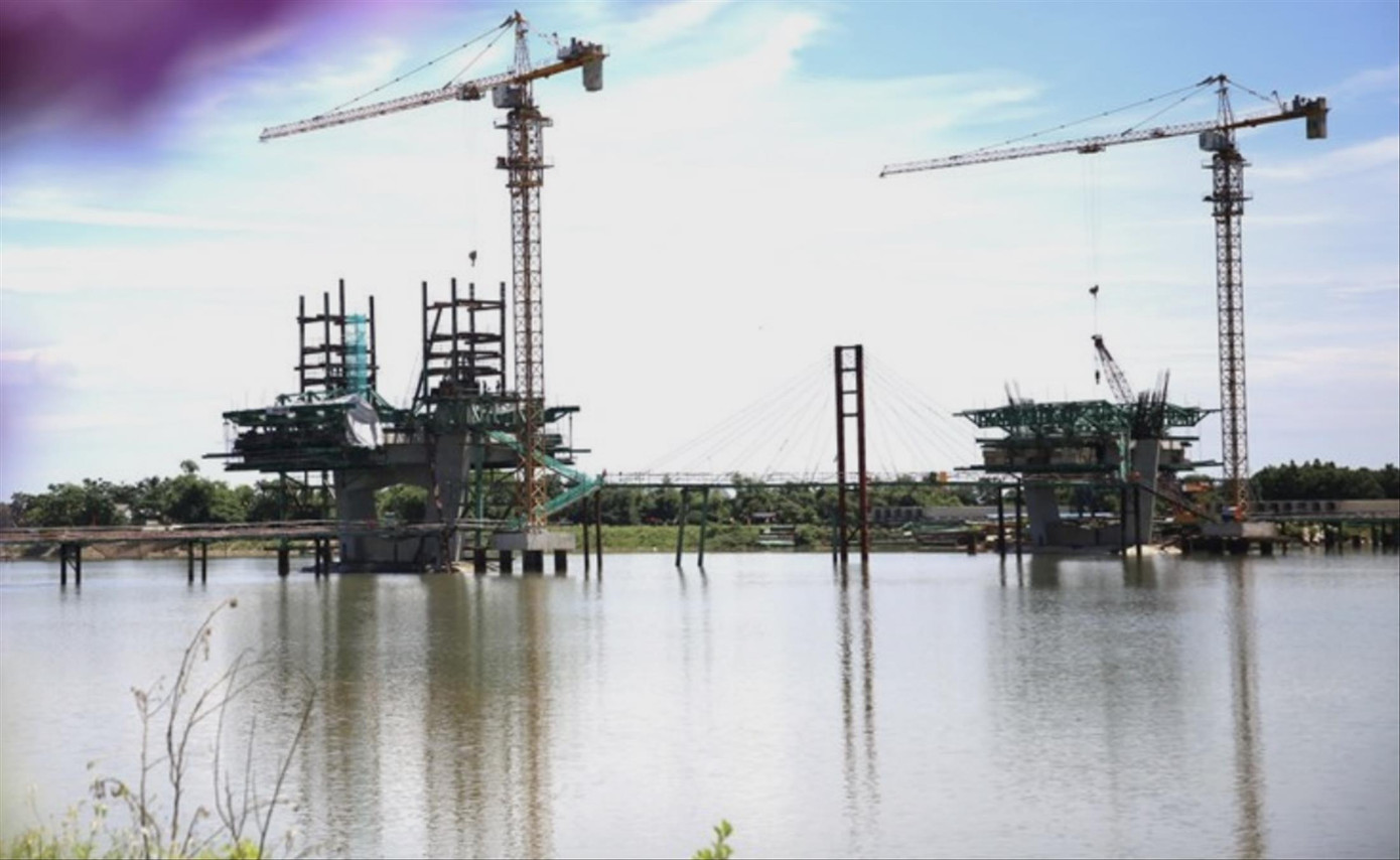 Thi công công trình cầu Thạch Hãn 1 thuộc dự án Đường ven biển kết nối hành lang kinh tế Đông Tây tỉnh Quảng Trị. ẢNH: H. THƠ
