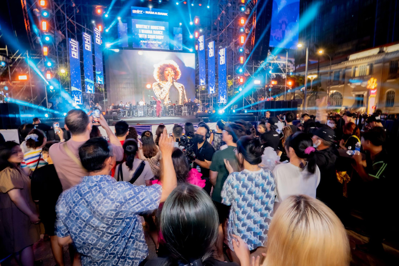 Tiệc điện ảnh quốc tế đầu tiên tại TPHCM hút khách không chỉ ở rạp chiếu mà còn mở rộng ra không gian ngoài trời. Tiệc điện ảnh quốc tế đầu tiên tại TPHCM hút khách không chỉ ở rạp chiếu mà còn mở rộng ra không gian ngoài trời.