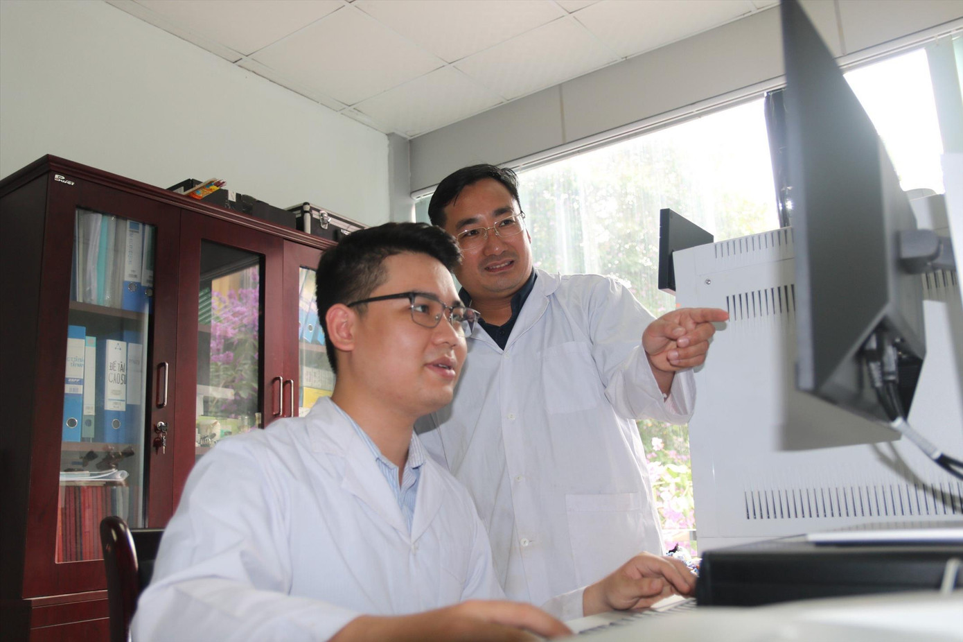 PGS.TS Trần Mạnh Trí (người đứng) hướng dẫn học trò nghiên cứu khoa học. Ảnh: Diệp An PGS.TS Trần Mạnh Trí (người đứng) hướng dẫn học trò nghiên cứu khoa học. Ảnh: Diệp An