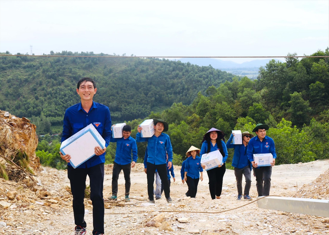 Các đoàn viên thanh niên vượt núi mang những thùng nước lên tiếp sức lực lượng thi công Các đoàn viên thanh niên vượt núi mang những thùng nước lên tiếp sức lực lượng thi công