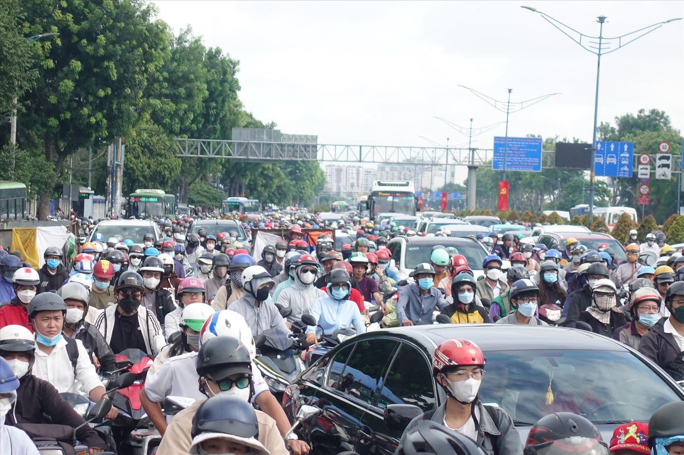 Khu vực đường Cộng Hòa - cửa ngõ sân bay Tân Sơn Nhất thường xuyên ùn ứ vào giờ cao điểm. Ảnh: H.H Khu vực đường Cộng Hòa - cửa ngõ sân bay Tân Sơn Nhất thường xuyên ùn ứ vào giờ cao điểm. Ảnh: H.H