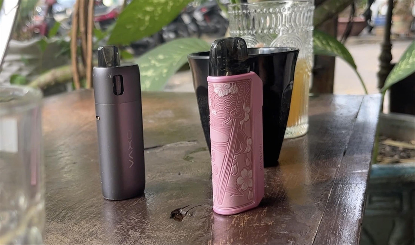 Thuốc lá điện tử được không ít người trẻ sử dụng. Ảnh: Tử Mạnh Thuốc lá điện tử được không ít người trẻ sử dụng. Ảnh: Tử Mạnh