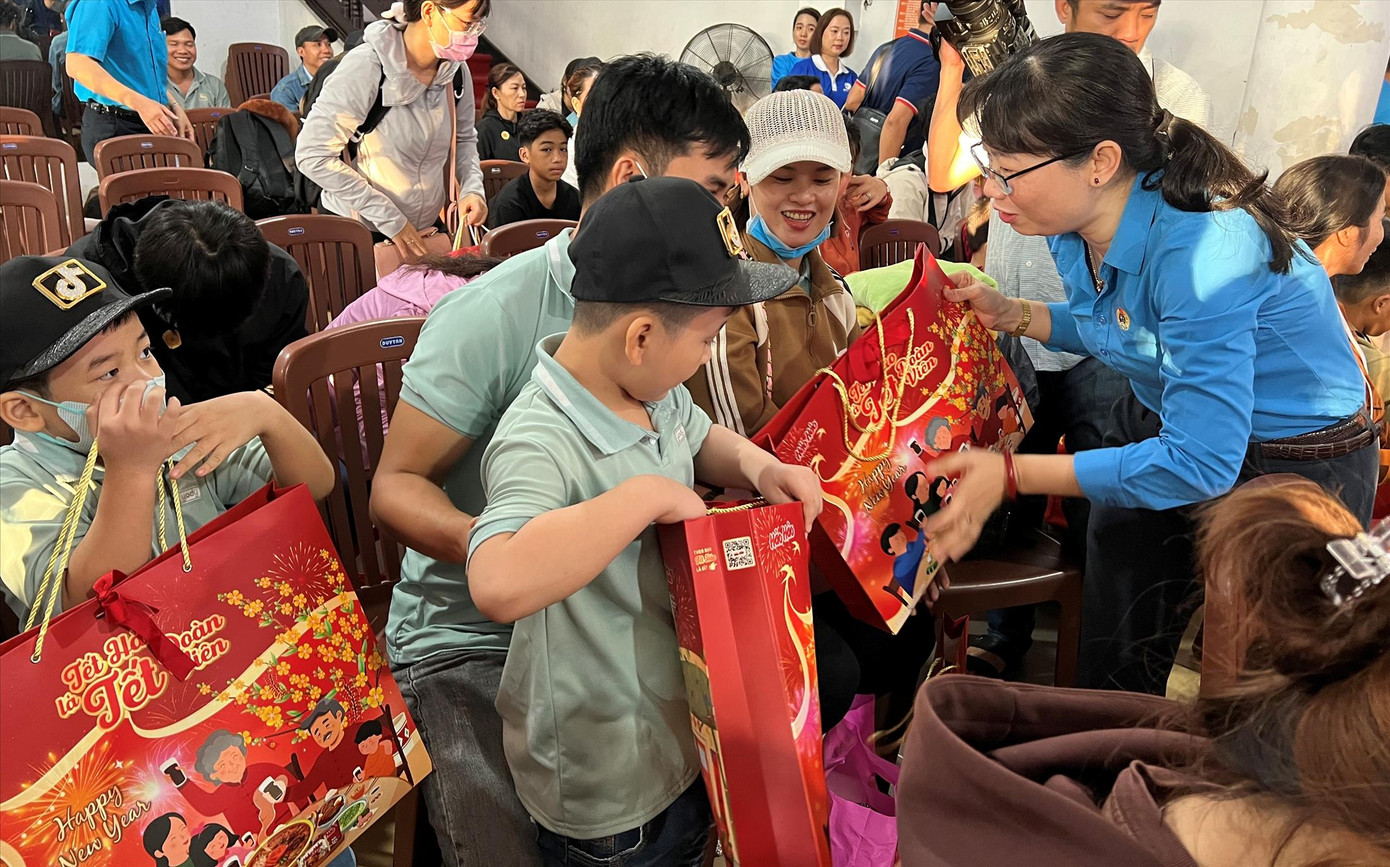 Chủ tịch LĐLĐ TPHCM Trần Thị Diệu Thúy tặng quà cho con công nhân. Ảnh: U.P Chủ tịch LĐLĐ TPHCM Trần Thị Diệu Thúy tặng quà cho con công nhân. Ảnh: U.P