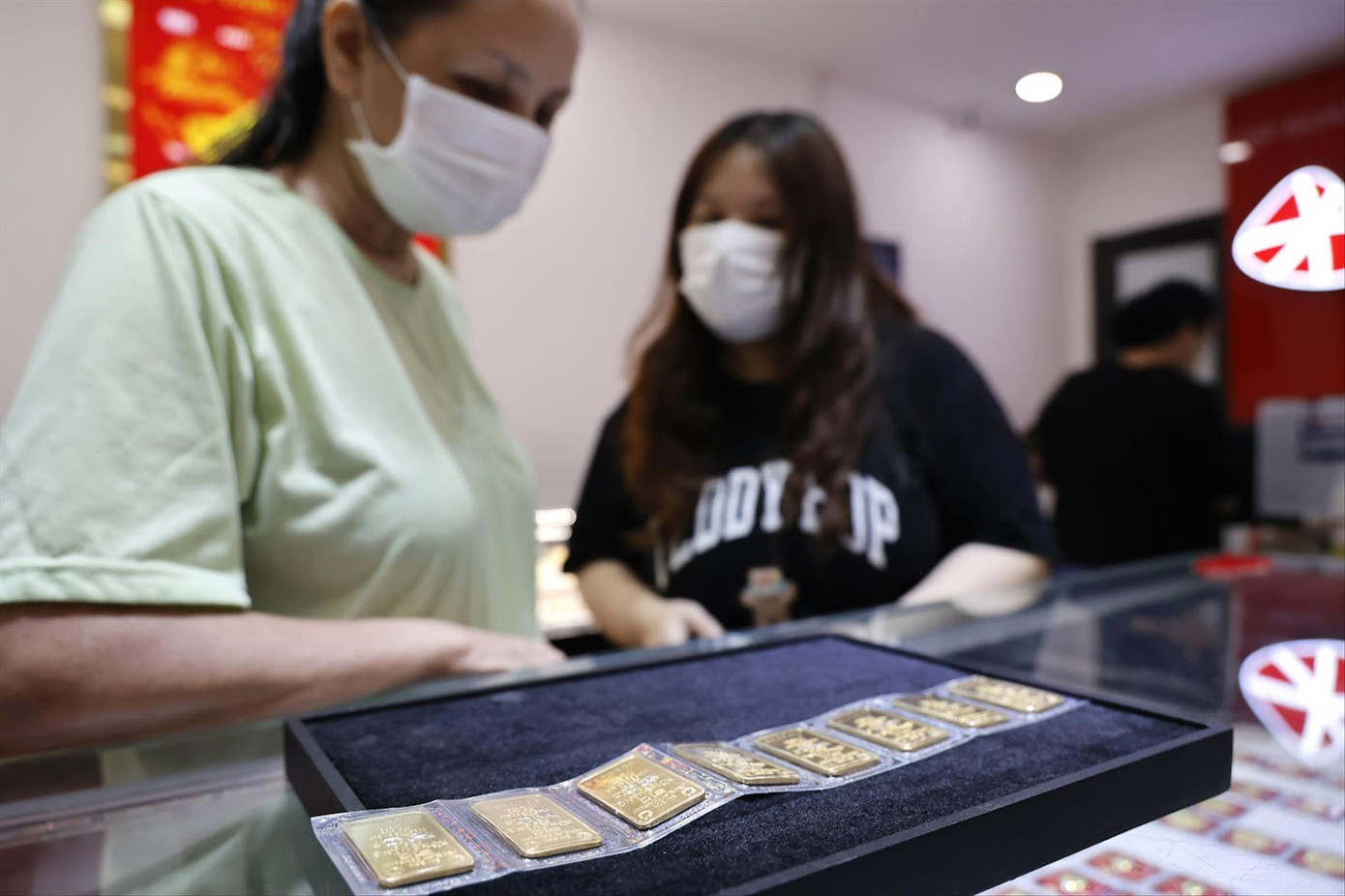 Người dân vẫn mua vàng ngay trong ngày giá vàng lên đỉnh (ngày 10/4). Ảnh: Như Ý Người dân vẫn mua vàng ngay trong ngày giá vàng lên đỉnh (ngày 10/4). Ảnh: Như Ý