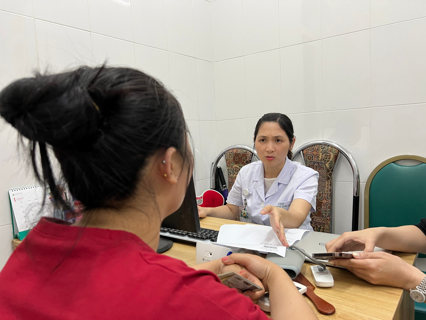 Bác sĩ Kim Anh tư vấn cho bệnh nhân mắc chứng ăn uống vô độ tâm thần.