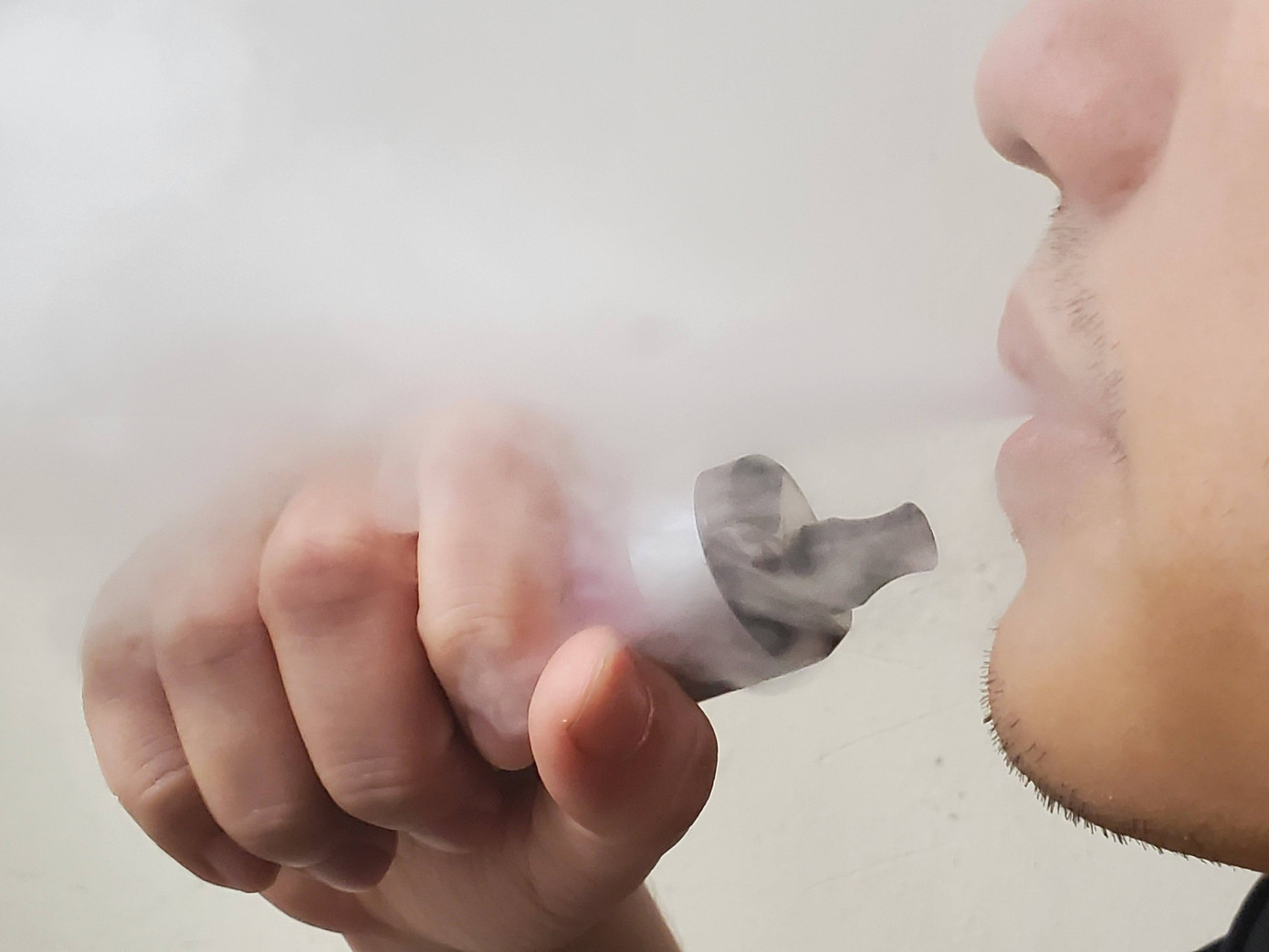 Quốc hội vừa thông qua Nghị quyết về việc cấm sản xuất, kinh doanh, nhập khẩu, chứa chấp, vận chuyển, sử dụng thuốc lá điện tử, thuốc lá nung nóng từ năm 2025. ảnh: như ý Quốc hội vừa thông qua Nghị quyết về việc cấm sản xuất, kinh doanh, nhập khẩu, chứa chấp, vận chuyển, sử dụng thuốc lá điện tử, thuốc lá nung nóng từ năm 2025. ảnh: như ý