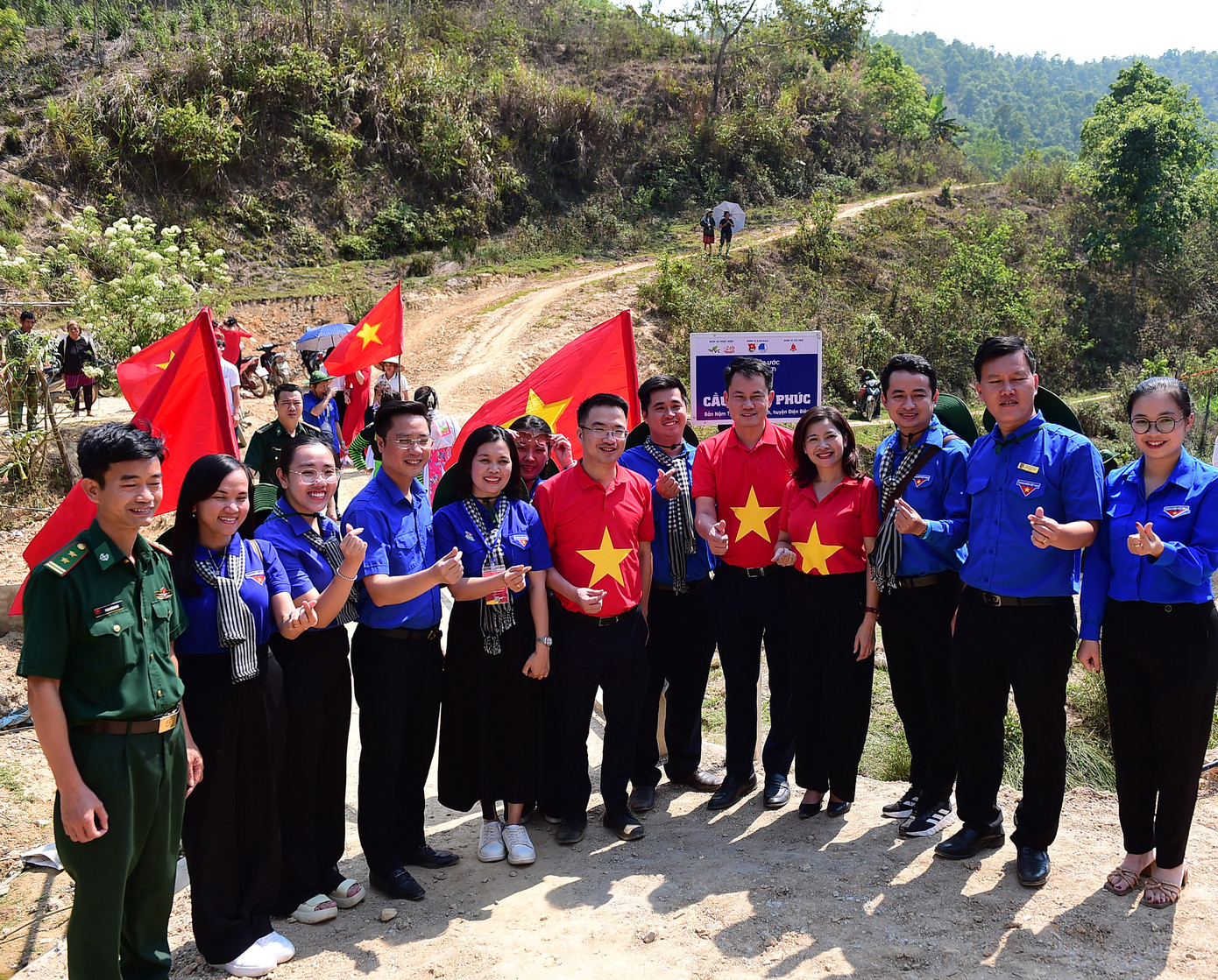 Bí thư T.Ư Đoàn Nguyễn Tường Lâm và các đại biểu tham gia hành trình bên công trình cầu Hạnh phúc tại bản Nậm Ty 2 (xã Hua Thanh, huyện Điện Biên)