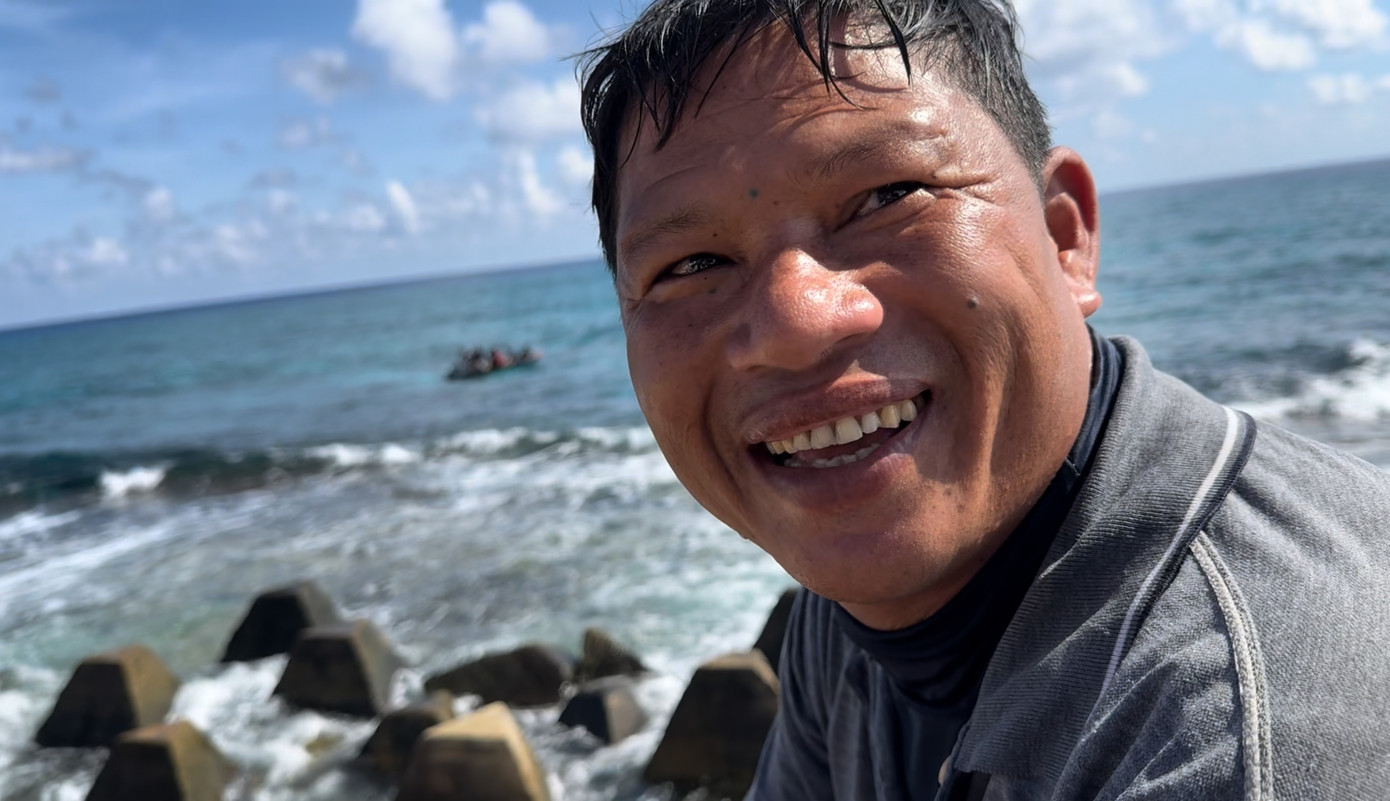 Hơn 40 tuổi, anh Xuân có hơn 20 năm gắn bó với Trường Sa làm nghề lặn biển. Hơn 40 tuổi, anh Xuân có hơn 20 năm gắn bó với Trường Sa làm nghề lặn biển.