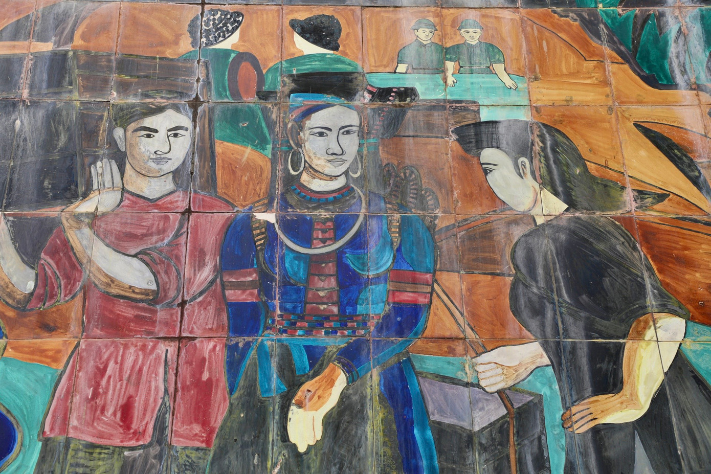 Một số hình ảnh nhân dân Tuần Giáo tham gia vận chuyển hàng tiếp tế cho chiến trường Điện Biên Phủ được khắc trên bức phù điêu Một số hình ảnh nhân dân Tuần Giáo tham gia vận chuyển hàng tiếp tế cho chiến trường Điện Biên Phủ được khắc trên bức phù điêu