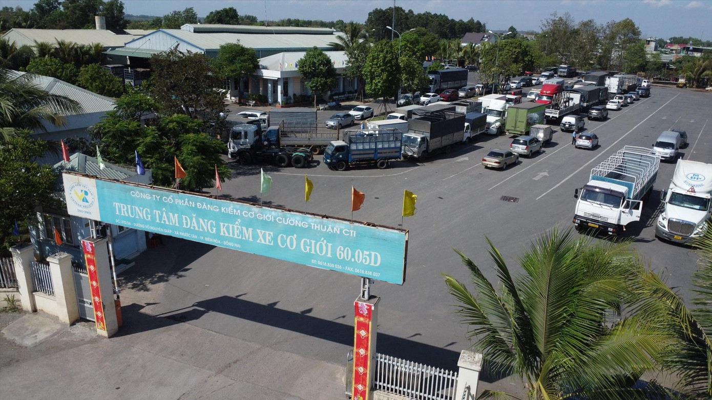 Dòng xe rồng rắn xếp hàng tại Trung tâm 60-05D