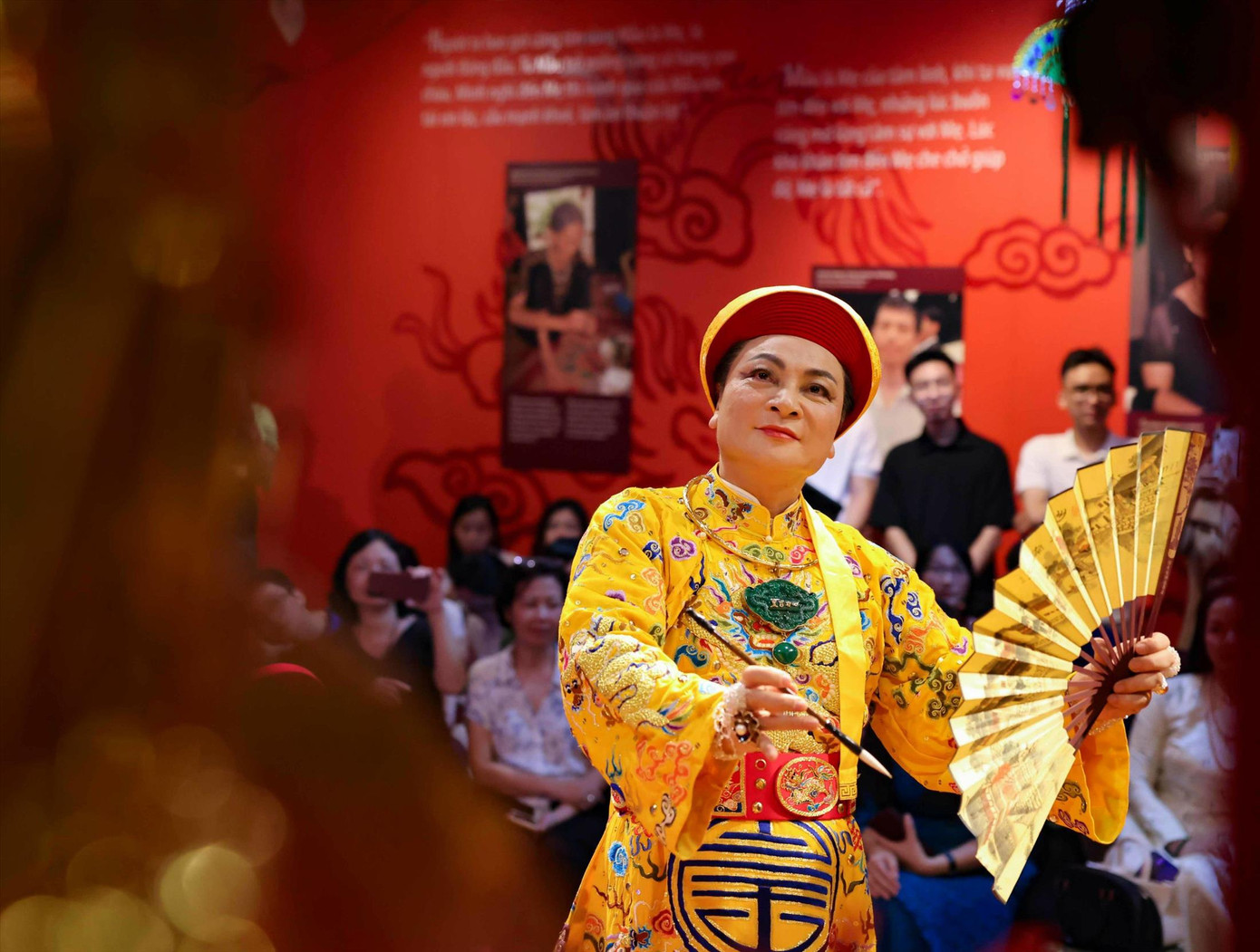 Tiến sĩ, NNƯT Nguyễn Đức Hiển thực hiện nghi lễ hầu đồng trong chương trình trải nghiệm văn hóa tín ngưỡng thờ Mẫu Tâm - Đẹp - Vui. Tiến sĩ, NNƯT Nguyễn Đức Hiển thực hiện nghi lễ hầu đồng trong chương trình trải nghiệm văn hóa tín ngưỡng thờ Mẫu Tâm - Đẹp - Vui.