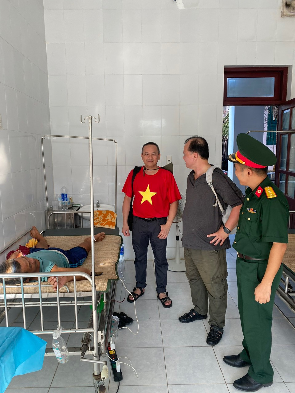 Các bác sỹ trong đoàn công tác cùng y bác sỹ trên đảo Song Tử Tây hội chẩn trường hợp một ngư dân bị đau ruột thừa vào cấp cứu ở đây. Các bác sỹ trong đoàn công tác cùng y bác sỹ trên đảo Song Tử Tây hội chẩn trường hợp một ngư dân bị đau ruột thừa vào cấp cứu ở đây.