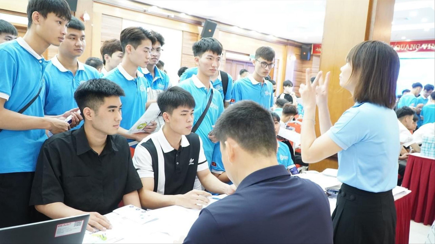 Sinh viên Trường Cao đẳng Cơ điện Hà Nội trong buổi tuyển dụng với doanh nghiệp Sinh viên Trường Cao đẳng Cơ điện Hà Nội trong buổi tuyển dụng với doanh nghiệp