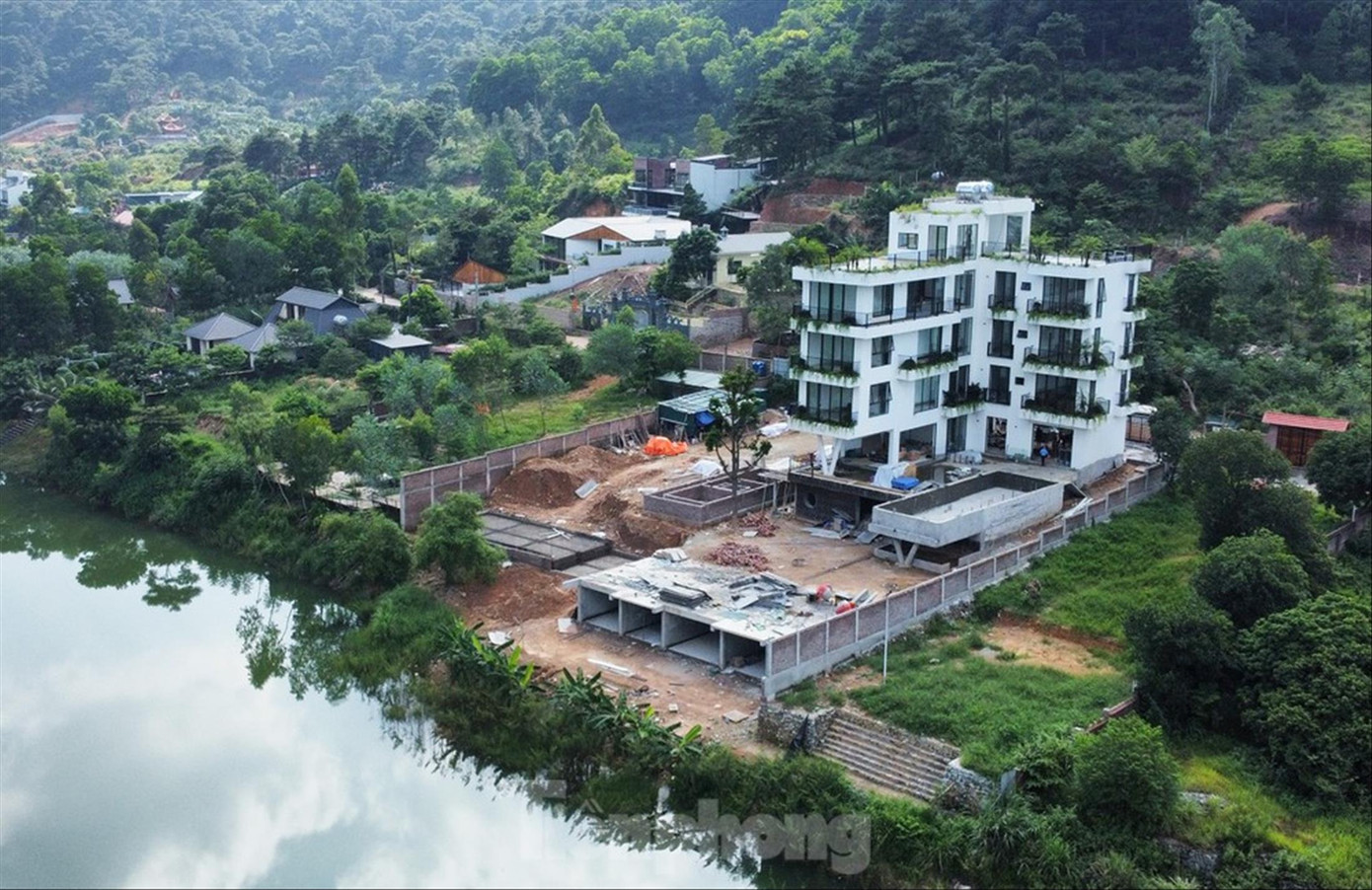 Một công trình vi phạm lòng hồ Đồng Đò đã được đơn vị quản lý hồ lập biên bản kiến nghị xử lý. Một công trình vi phạm lòng hồ Đồng Đò đã được đơn vị quản lý hồ lập biên bản kiến nghị xử lý.