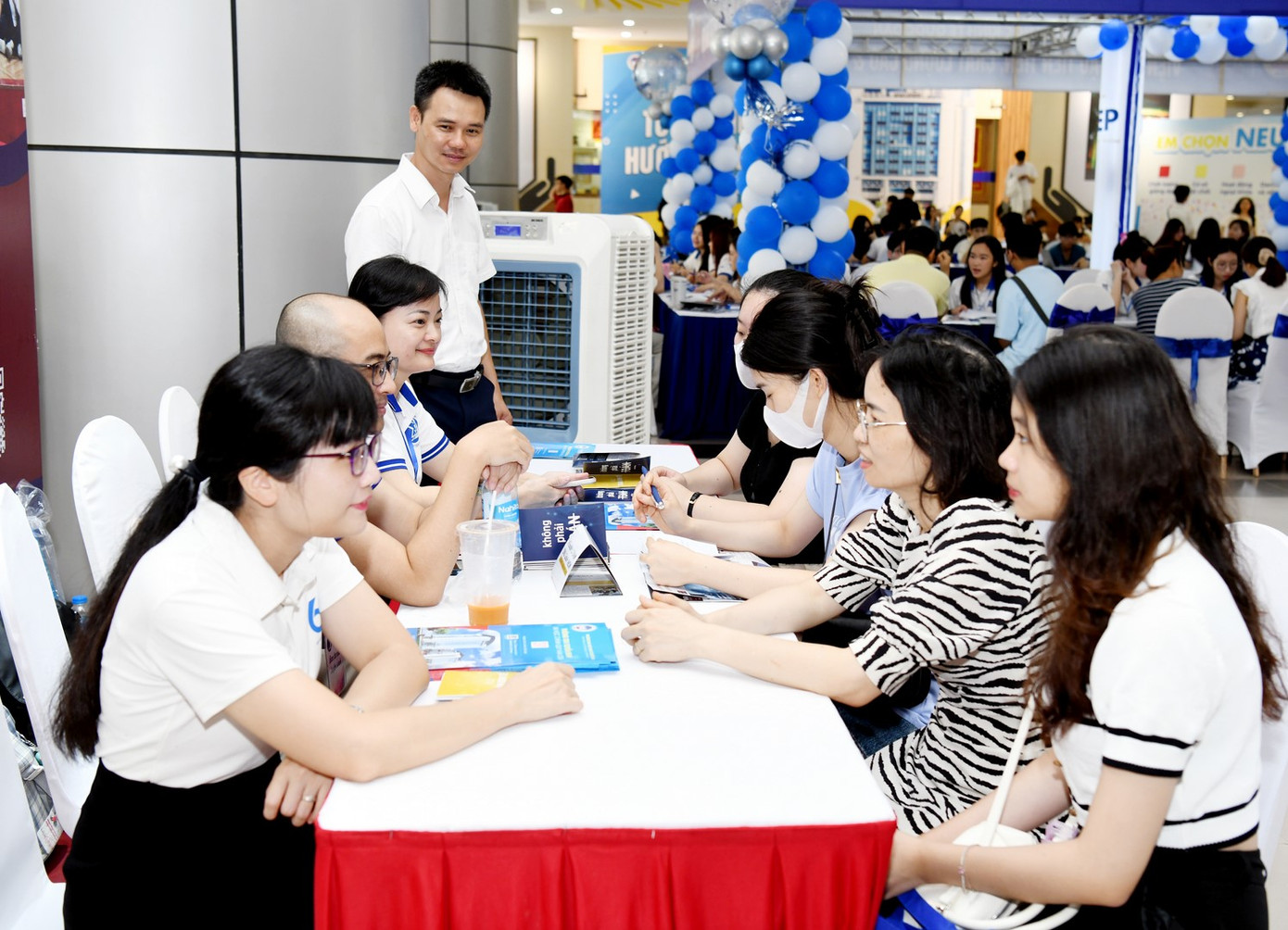 Tìm hiểu ngành học tại Trường ĐH Kinh tế Quốc dân. Ảnh: Nghiêm Huê Tìm hiểu ngành học tại Trường ĐH Kinh tế Quốc dân. Ảnh: Nghiêm Huê