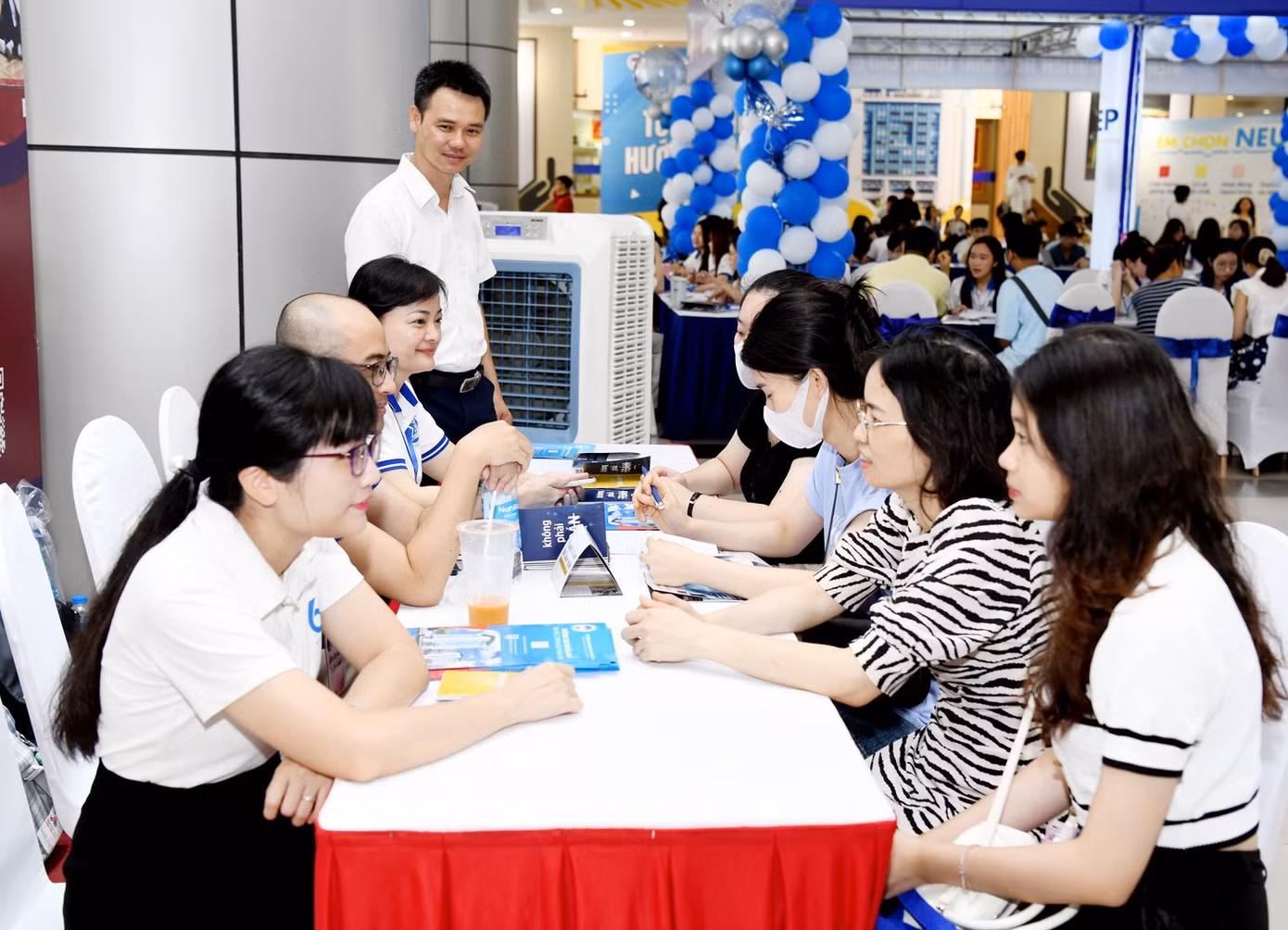 Tìm hiểu ngành học tại Trường ĐH Kinh tế Quốc dân. Ảnh: Nghiêm Huê Tìm hiểu ngành học tại Trường ĐH Kinh tế Quốc dân. Ảnh: Nghiêm Huê
