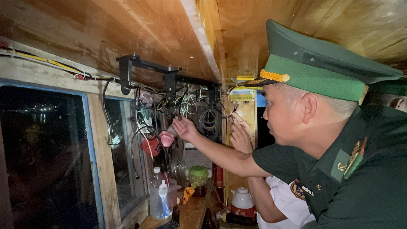 Tất cả các thiết bị trên tàu đều bị lấy sạch. Ảnh: NN