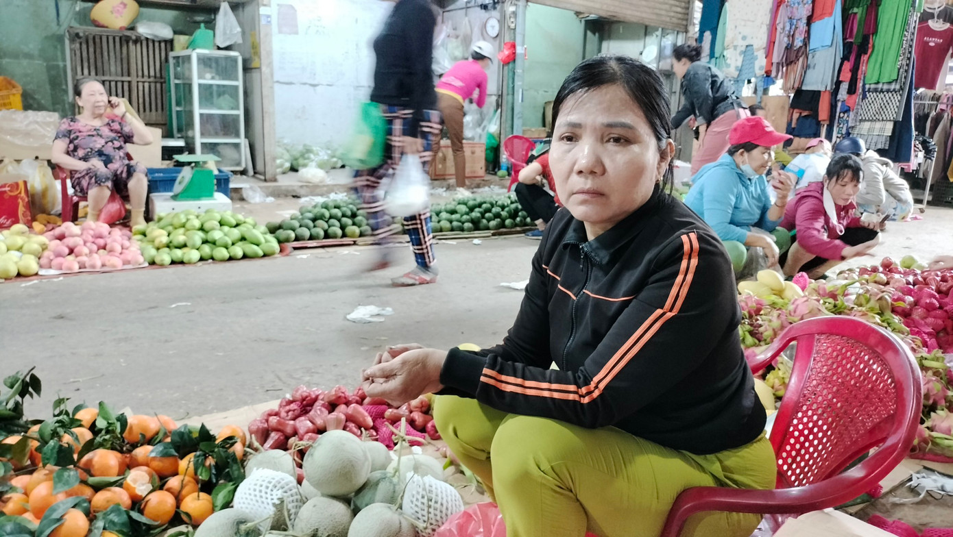 Chị Trần Thị Lợi buôn bán ở chợ để mưu sinh, nuôi con ăn học. Ảnh: Nguyễn Thành