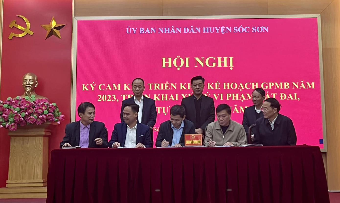 Lãnh đạo huyện Sóc Sơn ký cam kết với chủ tịch UBND các xã, thị trấn