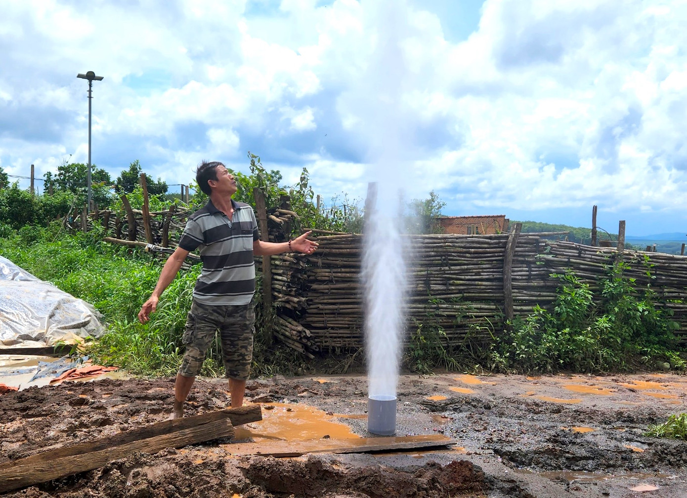 Mạch nước ngầm phun cao sau dư chấn động đất