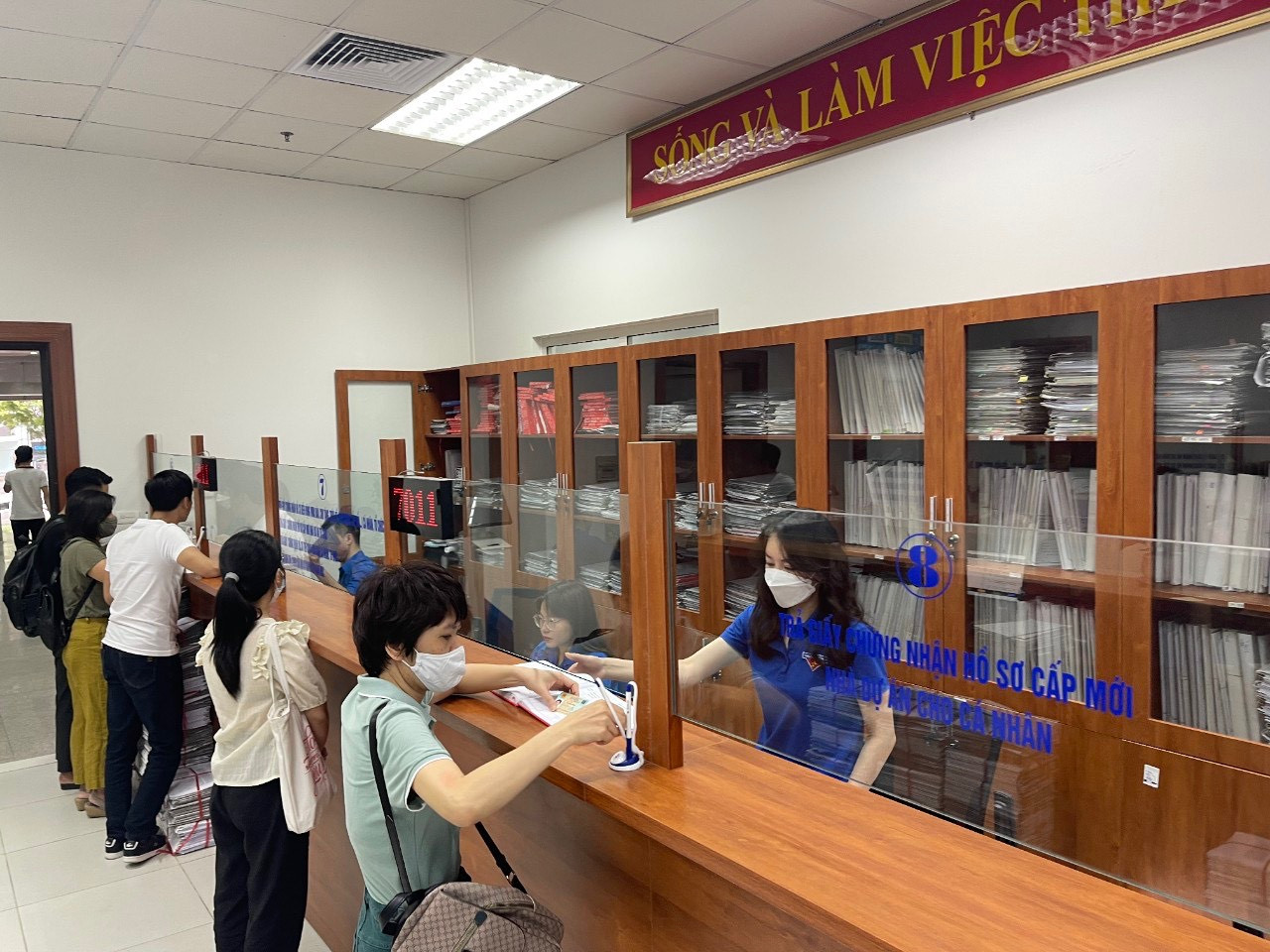 Việc chuyển đổi số đã giúp giảm thiểu tối đa thủ tục hành chính khi người dân đến giao dịch tại Văn phòng Đăng ký Đất đai thành phố Hà Nội