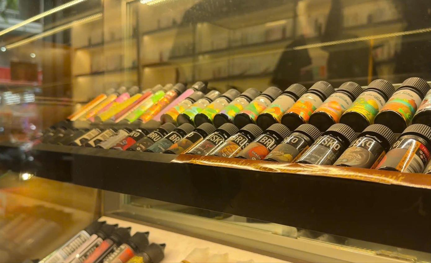 Đủ loại hương liệu thuốc lá điện tử được bày bán tại cửa hàng ở quận Bình Thạnh (TPHCM). Ảnh: Anh Nhàn Đủ loại hương liệu thuốc lá điện tử được bày bán tại cửa hàng ở quận Bình Thạnh (TPHCM). Ảnh: Anh Nhàn