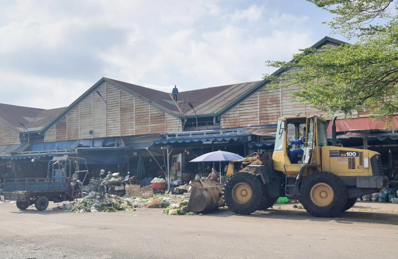 Mỗi ngày chợ ĐMNS Thủ Đức thải ra khoảng 36 tấn rác. Ảnh: Thuận Nhàn