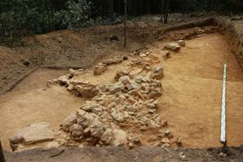 Dấu tích bậc cấp và kè chân đế đàn tế Núi Bân ở phía tây bắc, khai quật năm 2023 (Nguồn: Nguyễn Ngọc Chất - BTLSQG) Dấu tích bậc cấp và kè chân đế đàn tế Núi Bân ở phía tây bắc, khai quật năm 2023 (Nguồn: Nguyễn Ngọc Chất - BTLSQG)