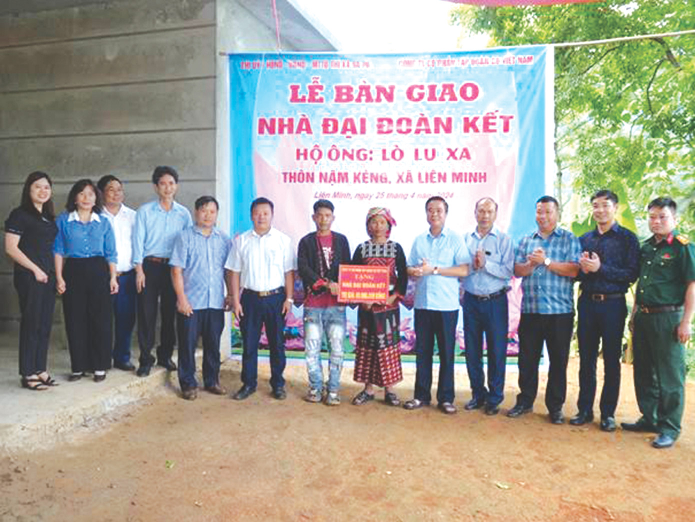 Trao nhà đại đoàn kết tại xã Liên Minh