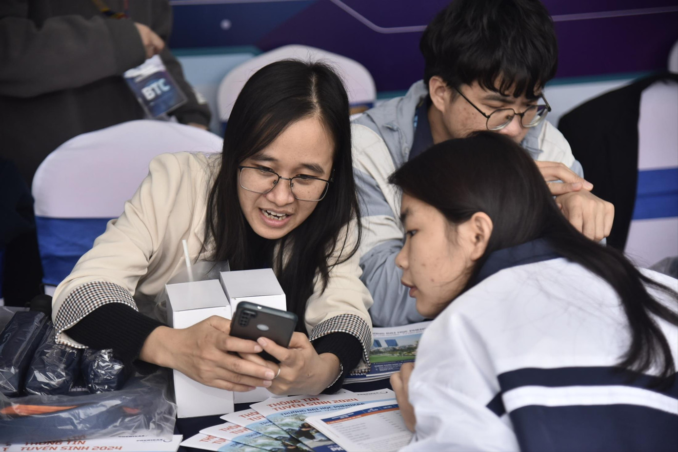 Thí sinh tìm hiểu thông tin tuyển sinh năm 2024. Ảnh: Diệp An