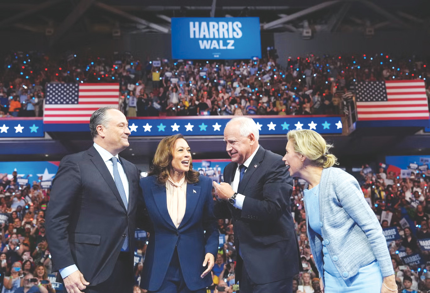 Ứng cử viên Tổng thống Kamala Harris và chồng Doug Emhoff, ứng cử viên phó Tổng thống đảng Dân chủ Tim Walz và vợ Gwen Walz