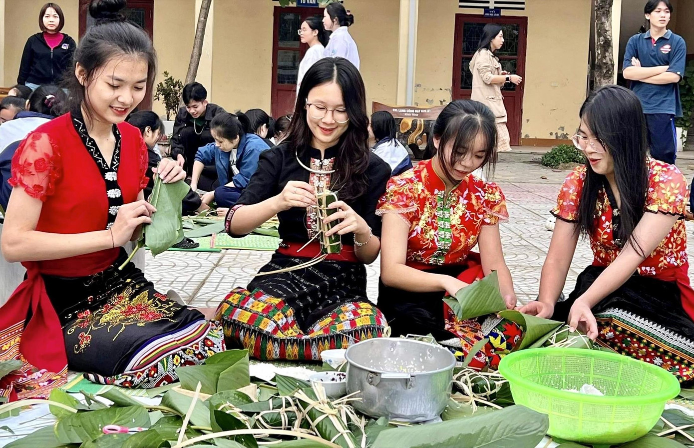 Hà Anh (áo đen giữa) tham gia chương trình Xuân yêu thương hướng tới các em nhỏ vùng cao