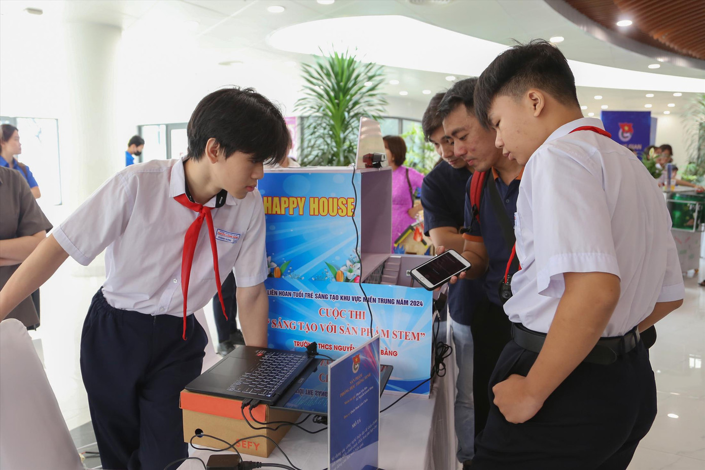 Nhiều giải pháp “số hóa” trong học tập của học sinh được hỗ trợ để hiện thực hóa, ứng dụng tại trường học. Ảnh: Giang Thanh