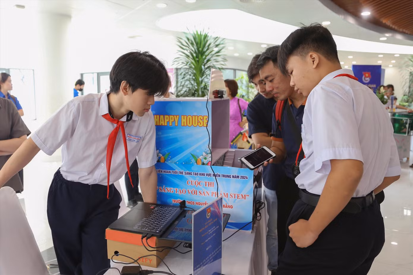 Nhiều giải pháp “số hóa” trong học tập của học sinh được hỗ trợ để hiện thực hóa, ứng dụng tại trường học. Ảnh: Giang Thanh