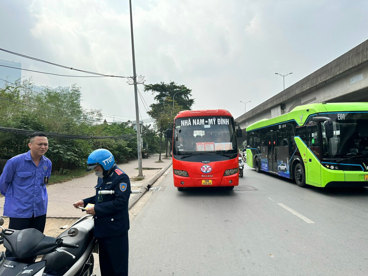 Dịp Tết TTGT tăng cường xử lý xe khách dừng đỗ trên đường, xung quanh khu vực các bến xe. Ảnh: Anh Trọng